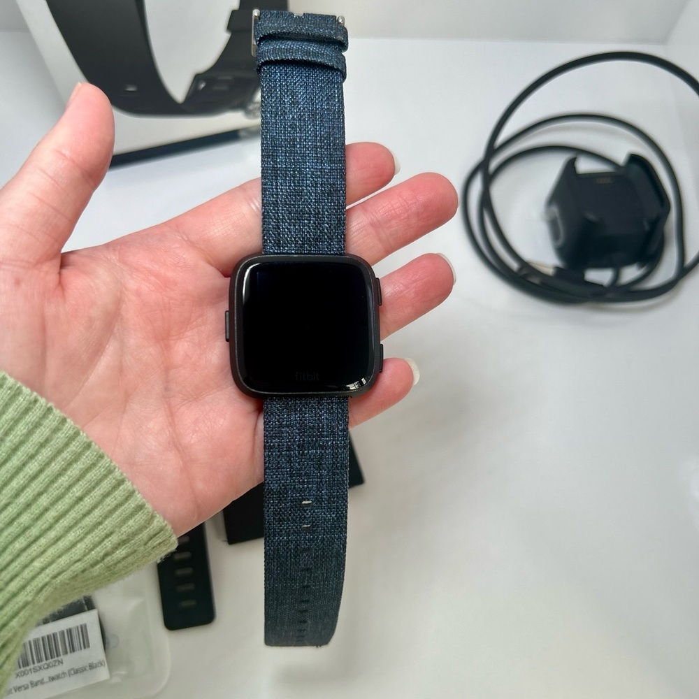 ✨✨SOLD✨✨Fitbit Versa, Size Small-Large In Excellent New Condition, - Picture 7 of 8